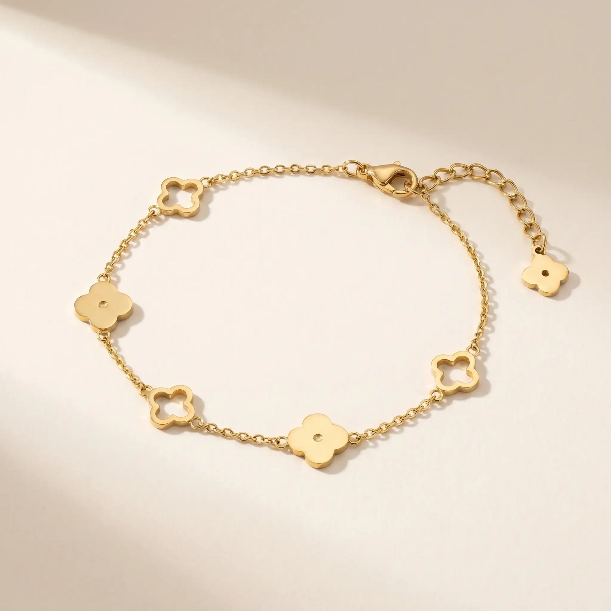 Four-leaf clover bracelet packshot - 4 alternating quatrefoils on fine gold cable chain
