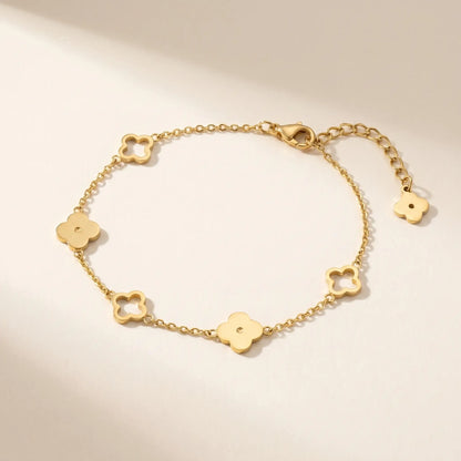 Four-leaf clover bracelet packshot - 4 alternating quatrefoils on fine gold cable chain
