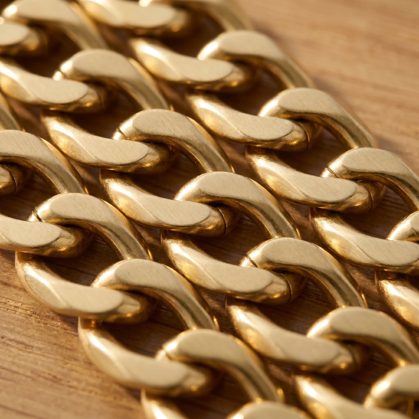 Bold curb chain necklace gold macro detail flat interlocking ovals
