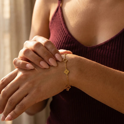Four-leaf clover bracelet lifestyle intimate hand-to-jewelry - gold