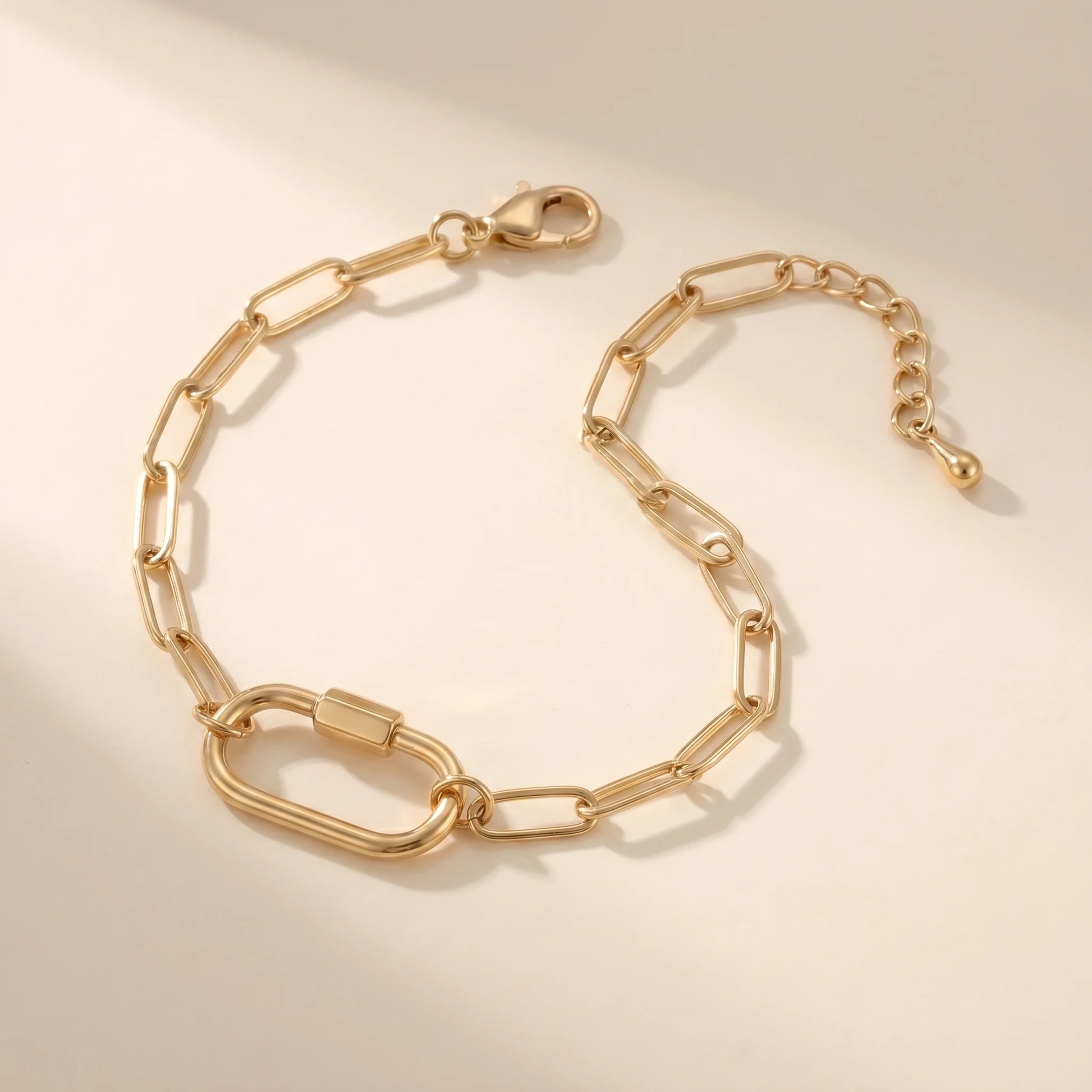 Gold paperclip bracelet with oval lock pendant - packshot 18K gold plated stainless steel with 3cm cable extender chain