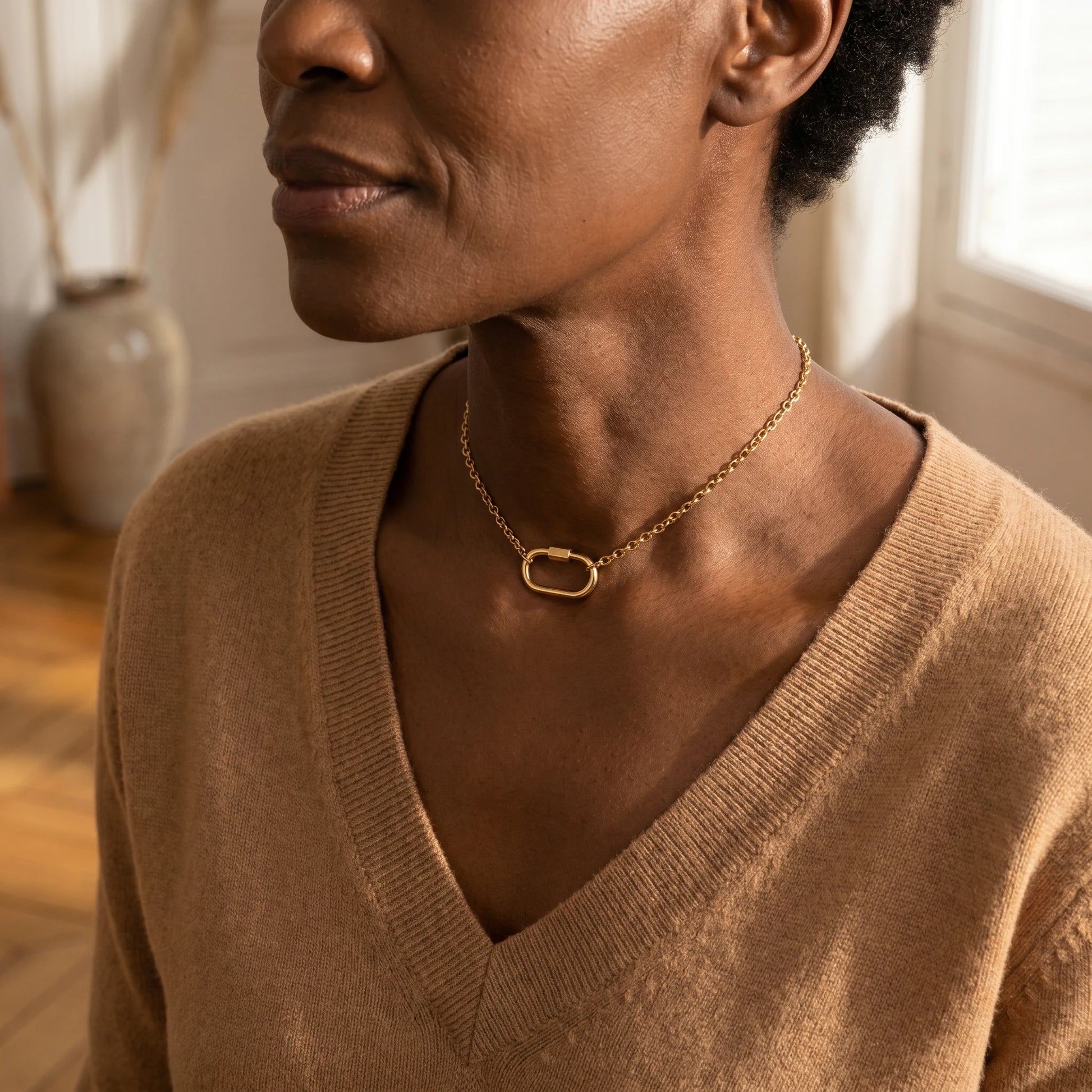 Oval Lock Choker Necklace gold mature 3-4 buste