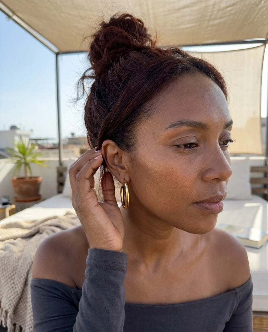 Bold Wide-Profile Round Earrings porté