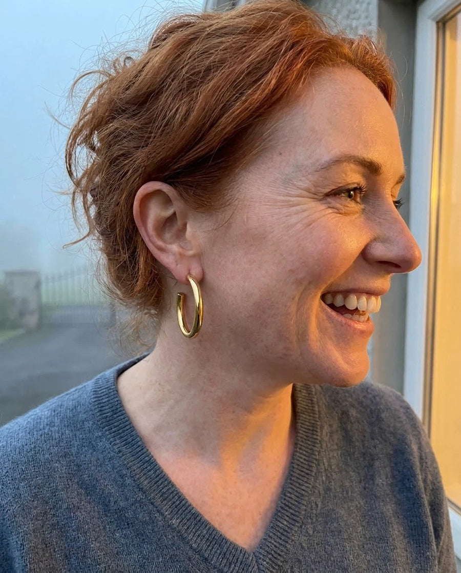 Bold Wide-Profile Round Earrings porté
