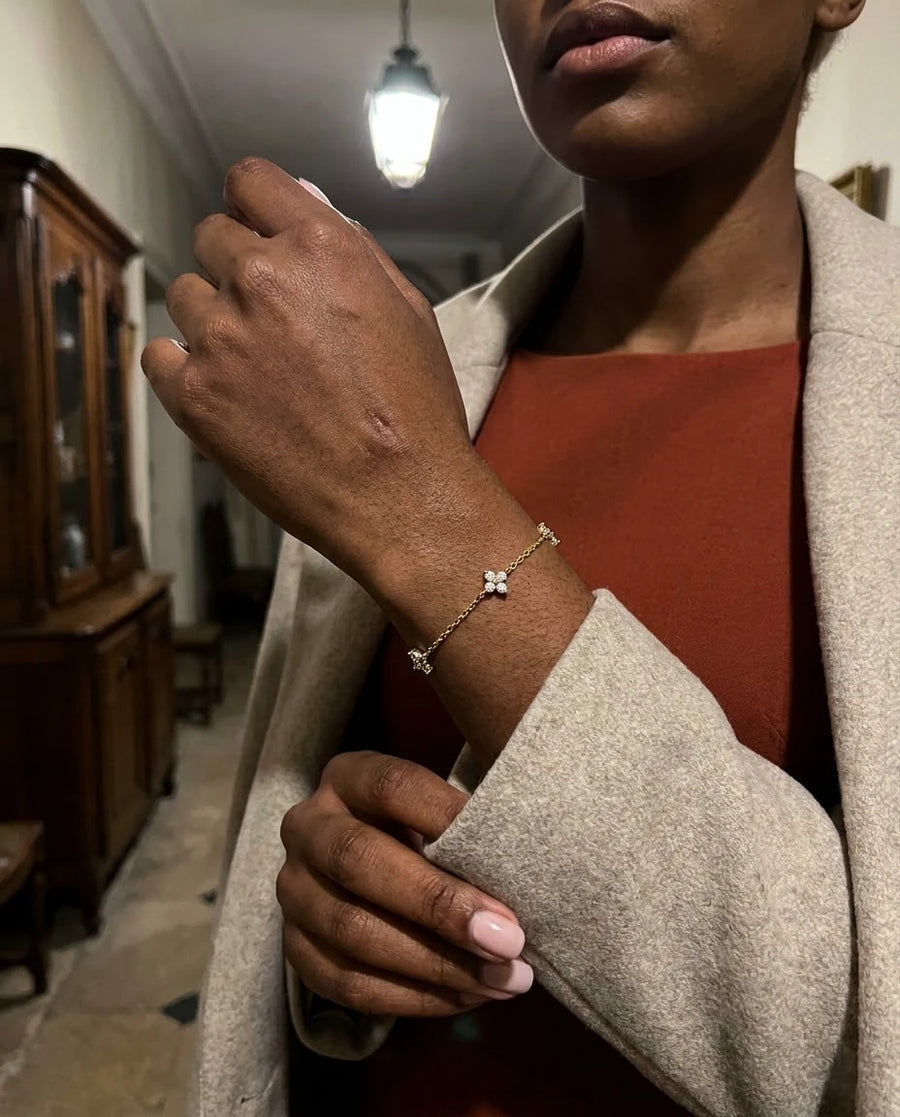 Clover Charm Dainty Bracelet porté