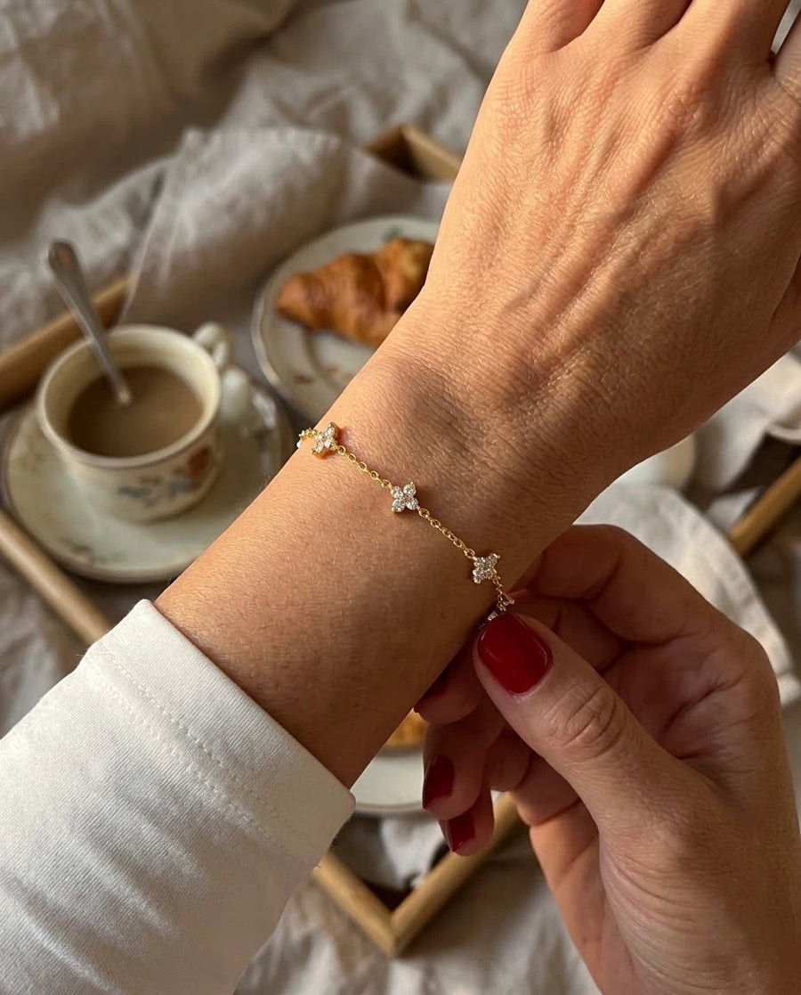Clover Charm Dainty Bracelet porté