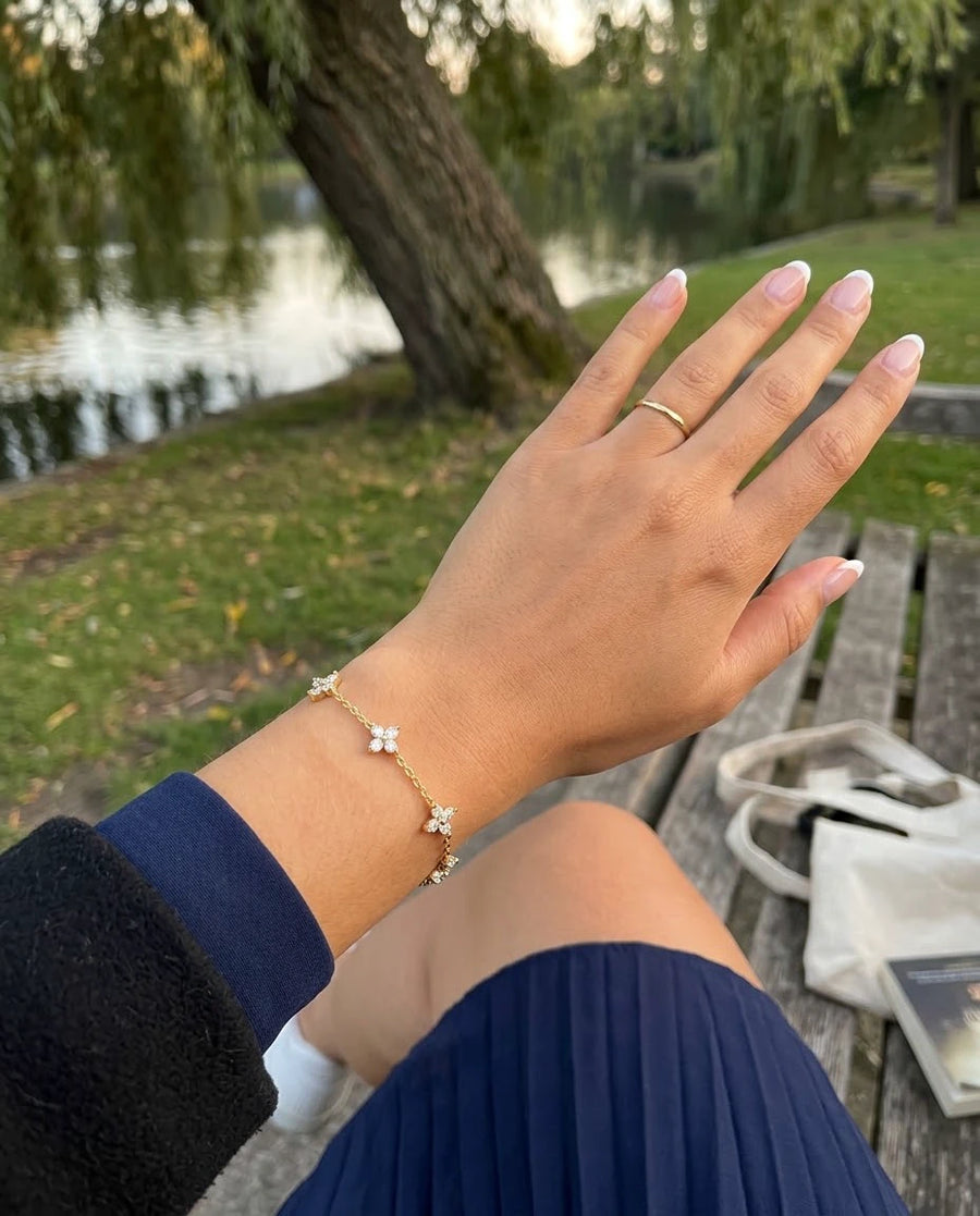 Clover Charm Dainty Bracelet porté