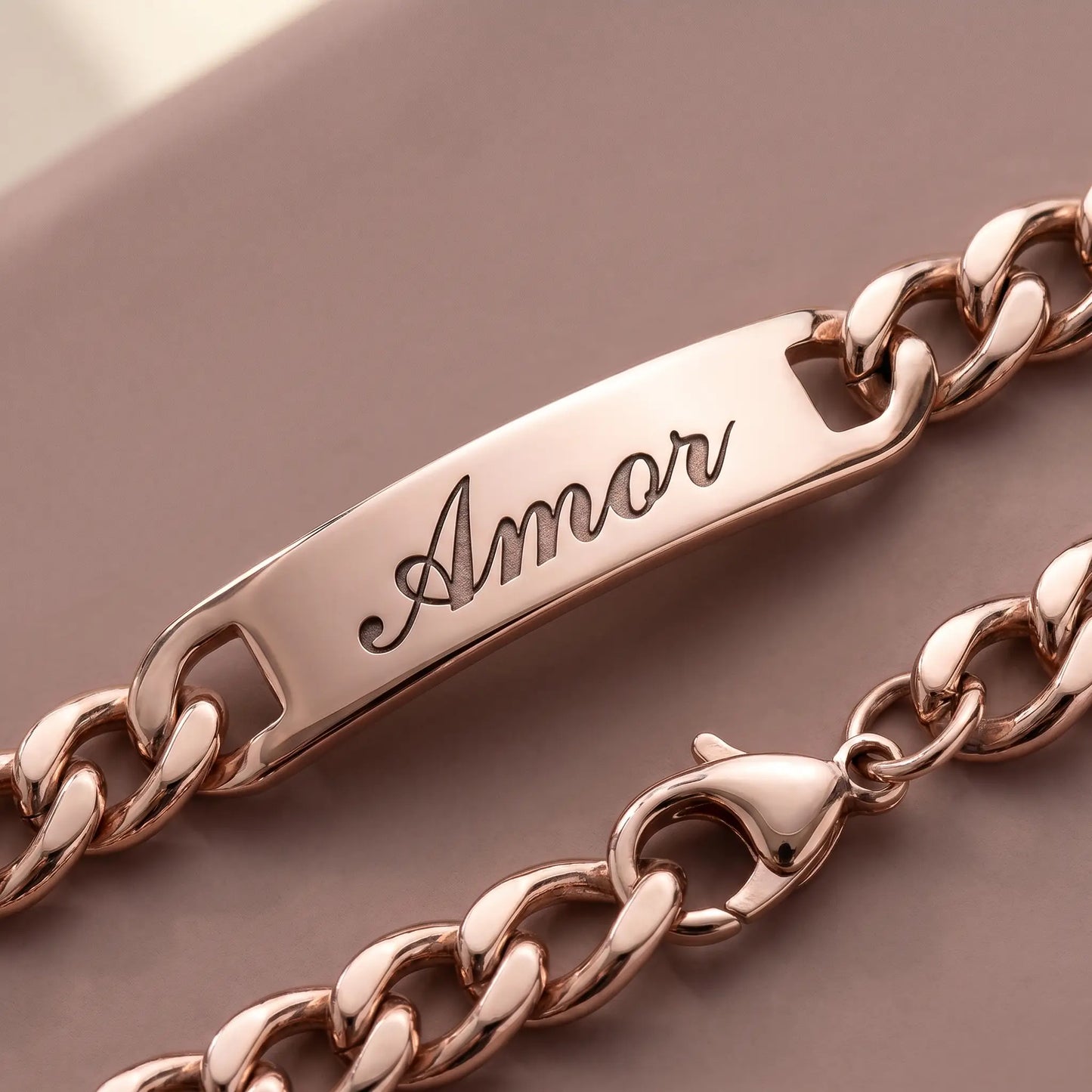 Cuban Bar Engraved Bracelet Rose Gold macro Amor engraving