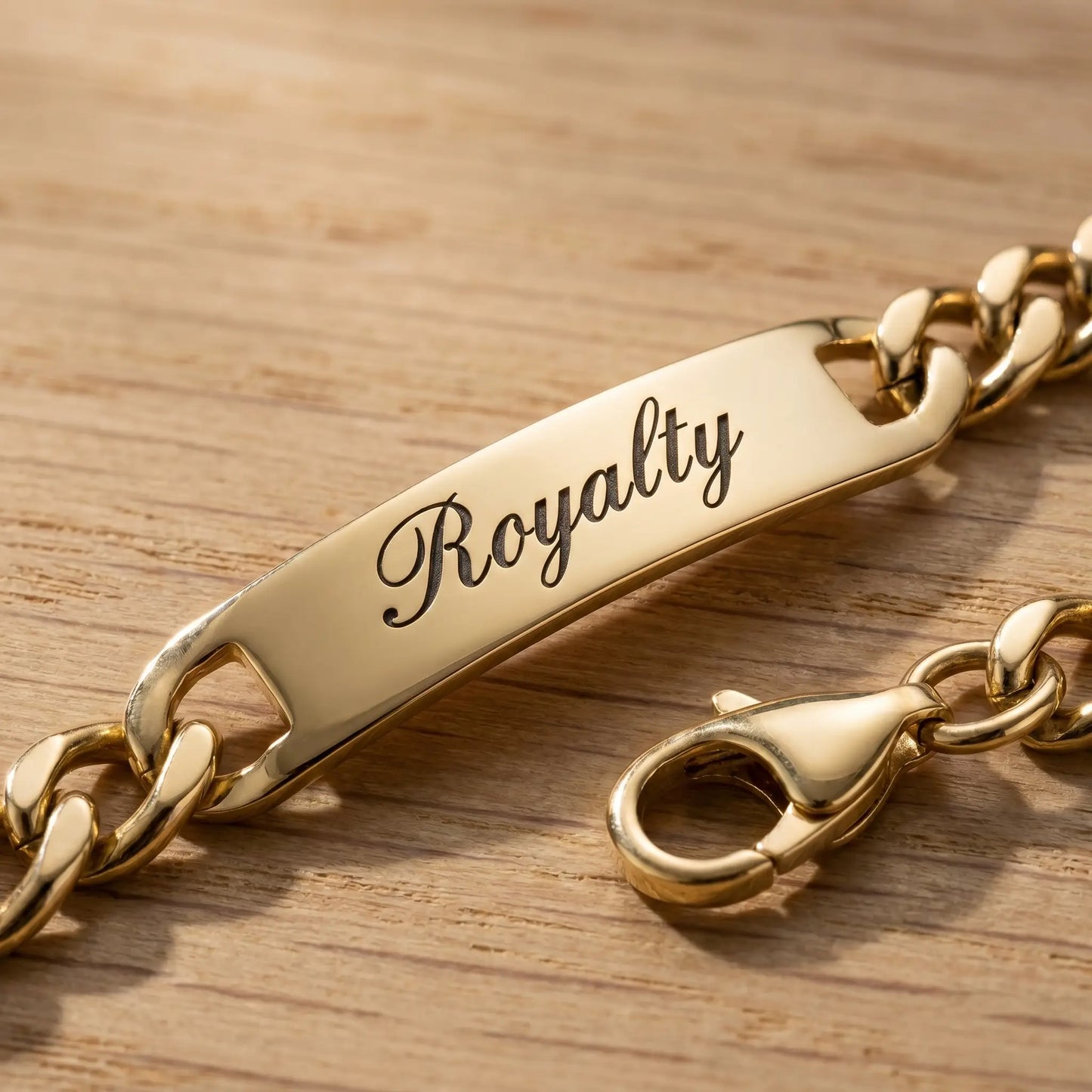Cuban Bar Engraved Bracelet 18K Gold macro Royalty engraving