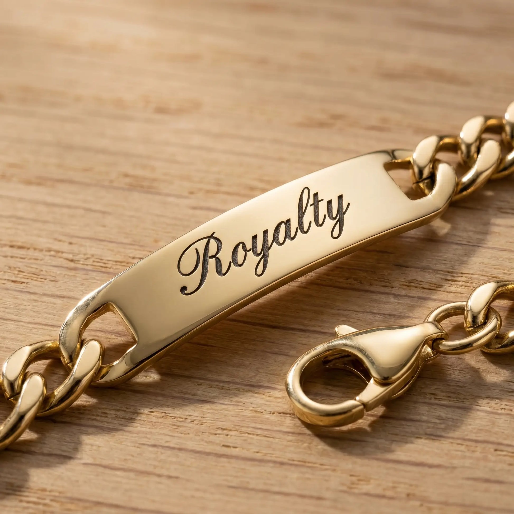 Cuban Bar Engraved Bracelet 18K Gold macro Royalty engraving