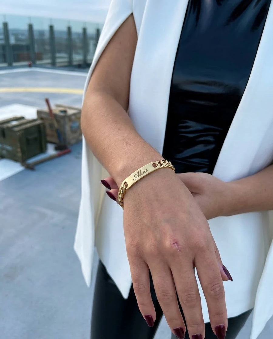 Curb Plaque Inscribed Wrist Chain porté