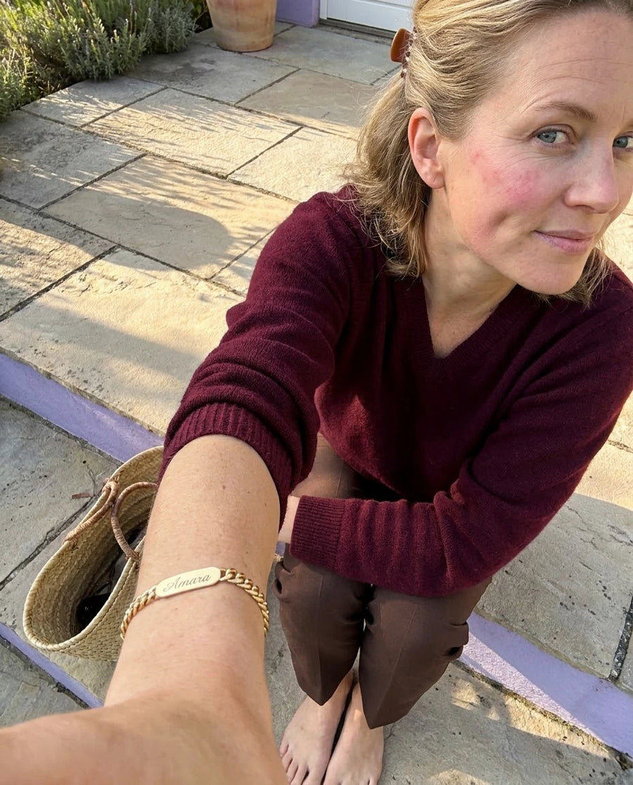 Curb Plaque Inscribed Wrist Chain porté