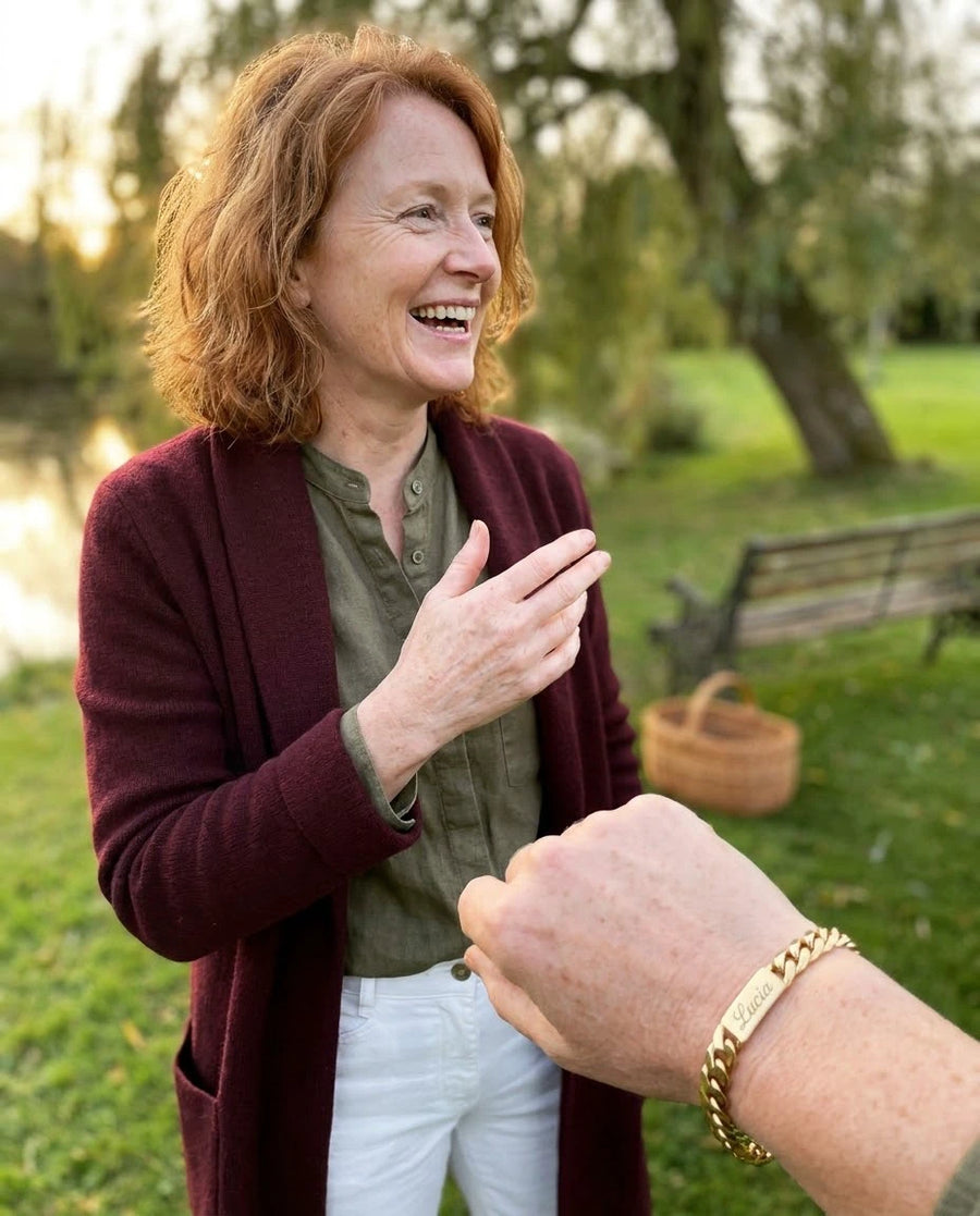 Curb Plaque Inscribed Wrist Chain porté