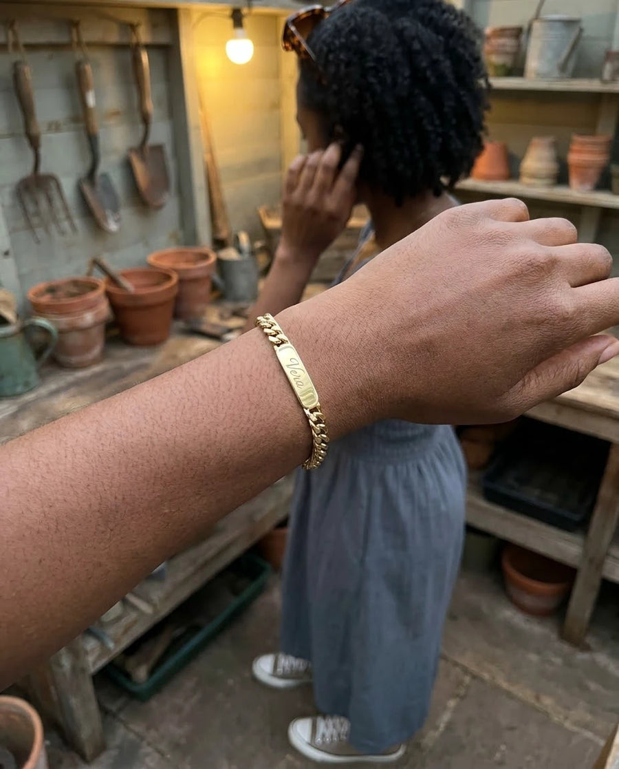 Curb Plaque Inscribed Wrist Chain porté