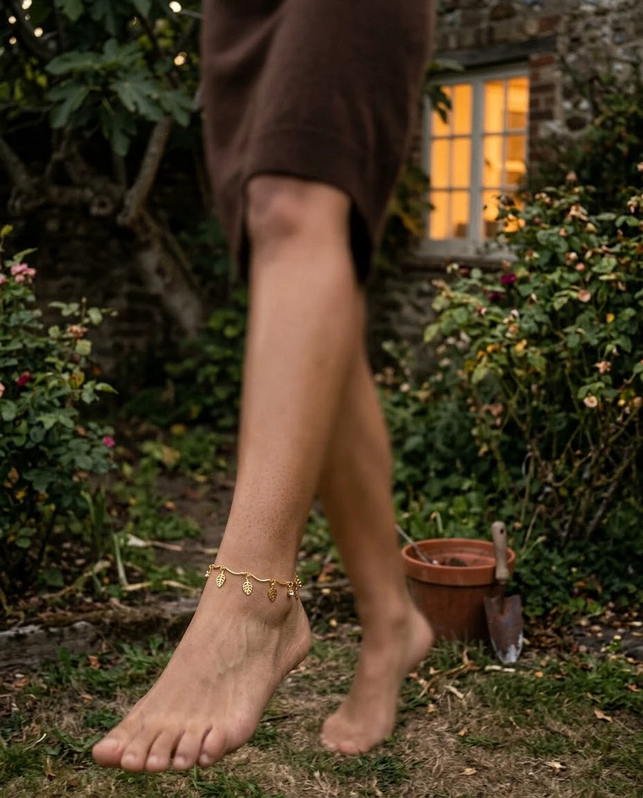 Dainty Leaf Anklet porté