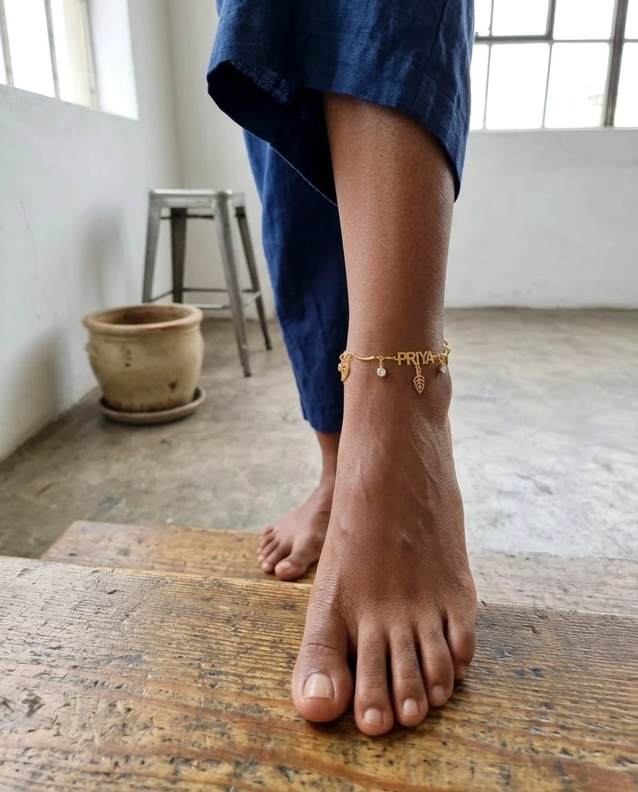 Dainty Leaf Anklet porté