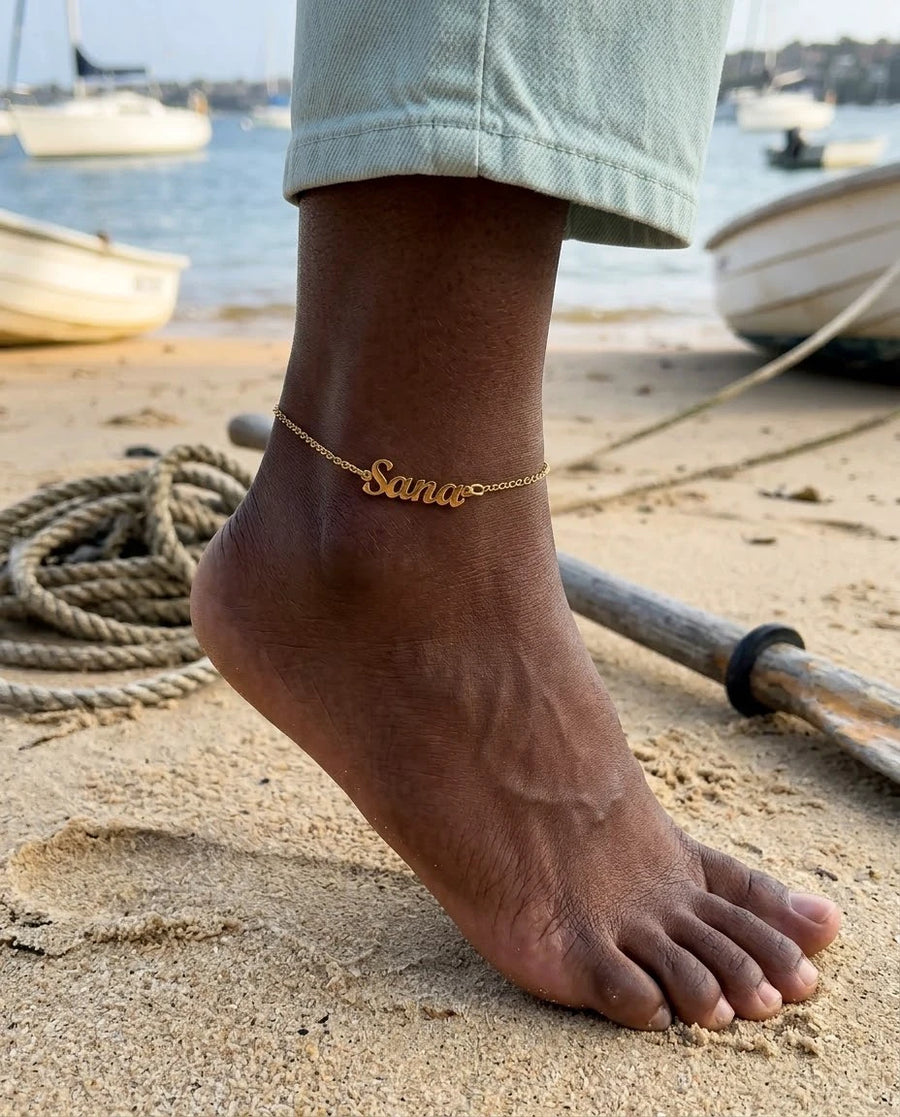 Engraved Letter Foot Chain porté
