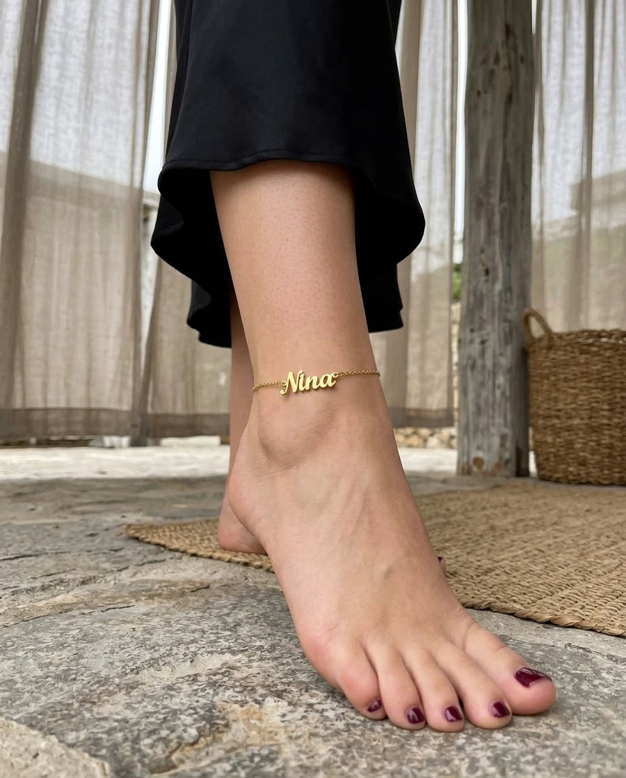 Engraved Letter Foot Chain porté