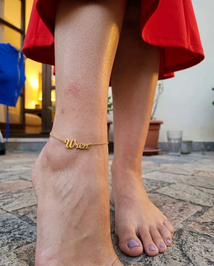 Engraved Letter Foot Chain porté