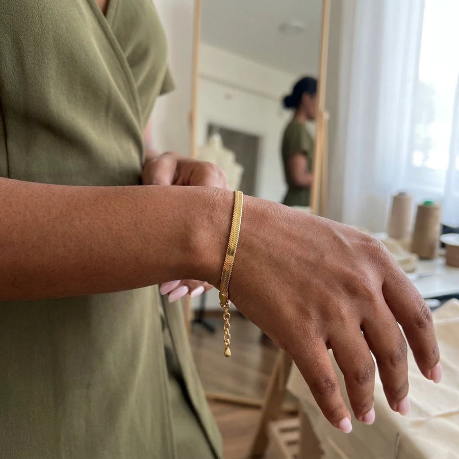 Flat-Weave Wrist Strand porté