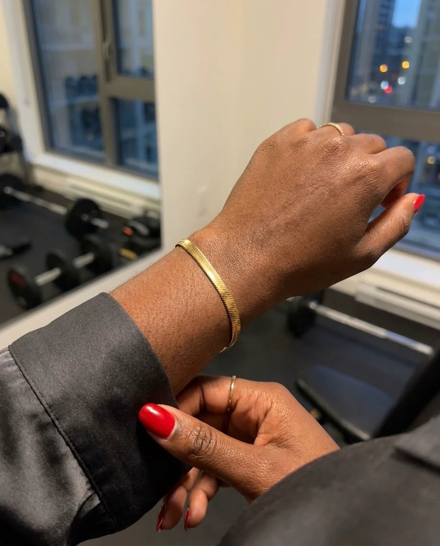 Flat-Weave Wrist Strand porté