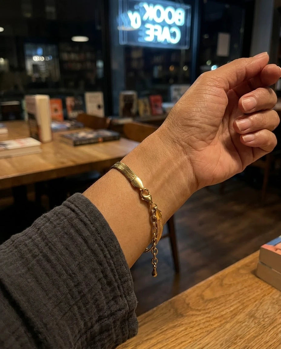 Flat-Weave Wrist Strand porté