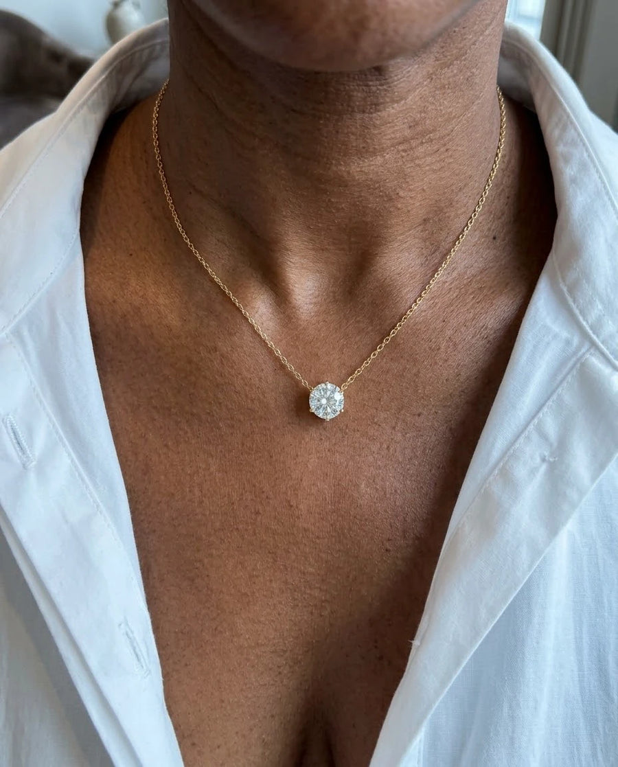 Floating Solitaire Necklace porté
