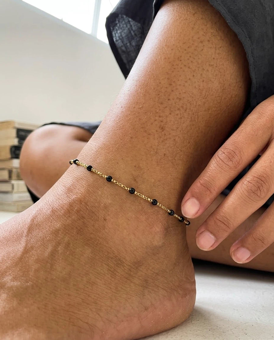 Gold Black Bead Anklet porté