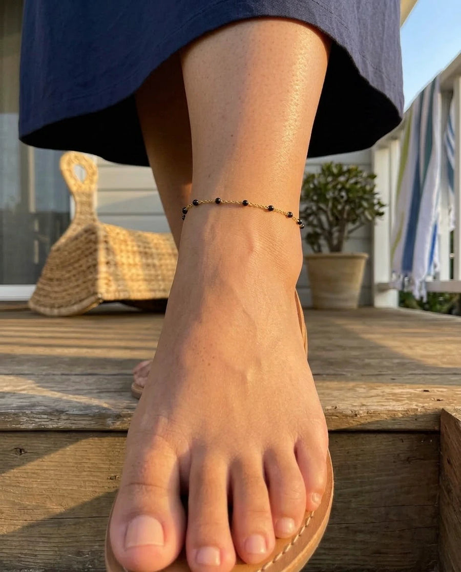 Gold Black Bead Anklet porté