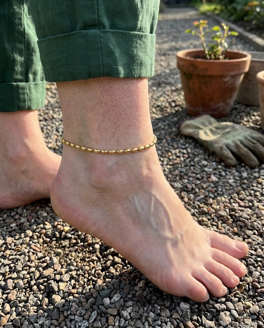 Gold Oval Bead Anklet porté
