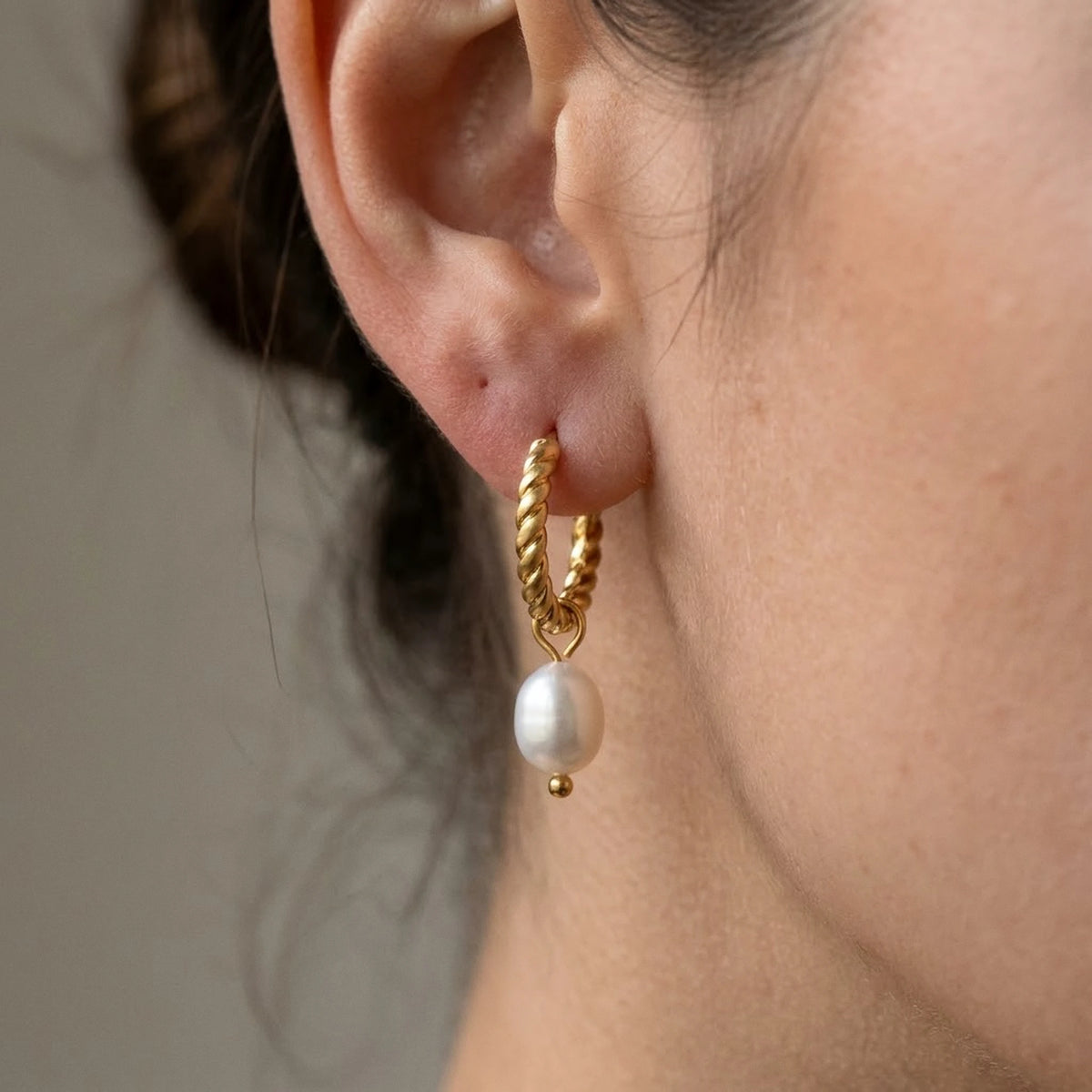 18K gold plated twisted rope pearl drop hoop earrings, macro detail on the earlobe | SKU: AUR-TWPRLH-G