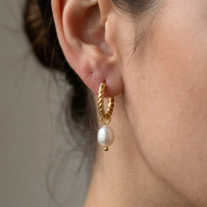 18K gold plated twisted rope pearl drop hoop earrings, macro detail on the earlobe | SKU: AUR-TWPRLH-G