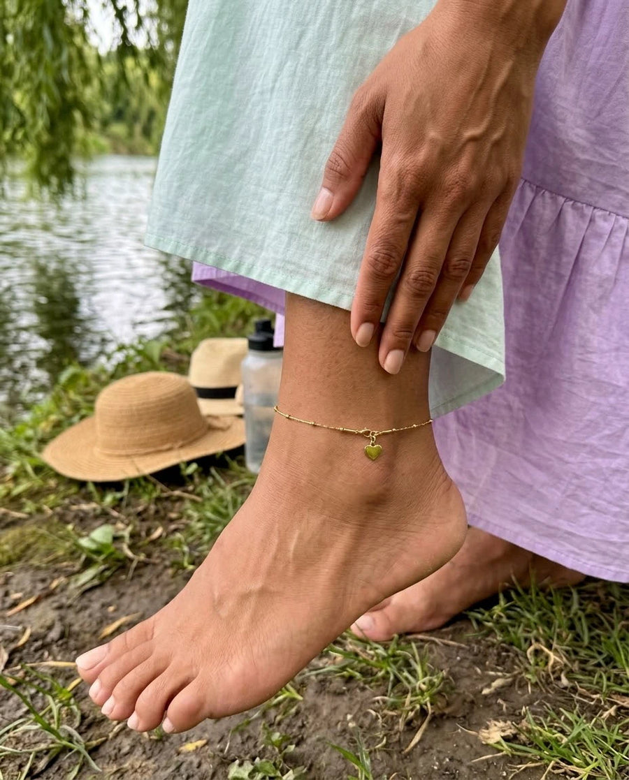 Heart Charm Anklet porté