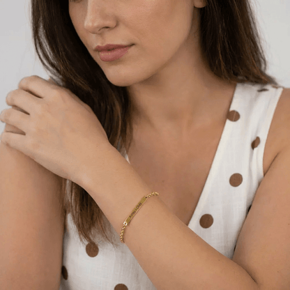 AUREATE Bar Bracelet with Engraving worn by a woman, featuring sleek design and customizable engraving.