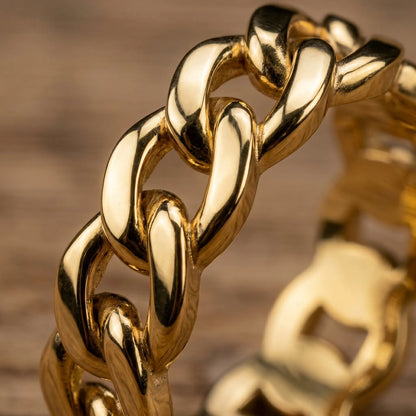 Cuban Link Gold Band Ring - extreme macro detail of chain pattern
