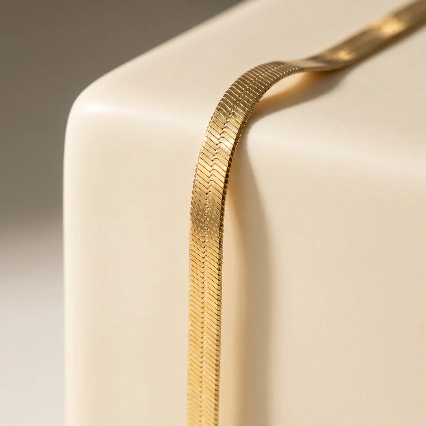 AUREATE 5mm Herringbone gold chain macro architectural detail