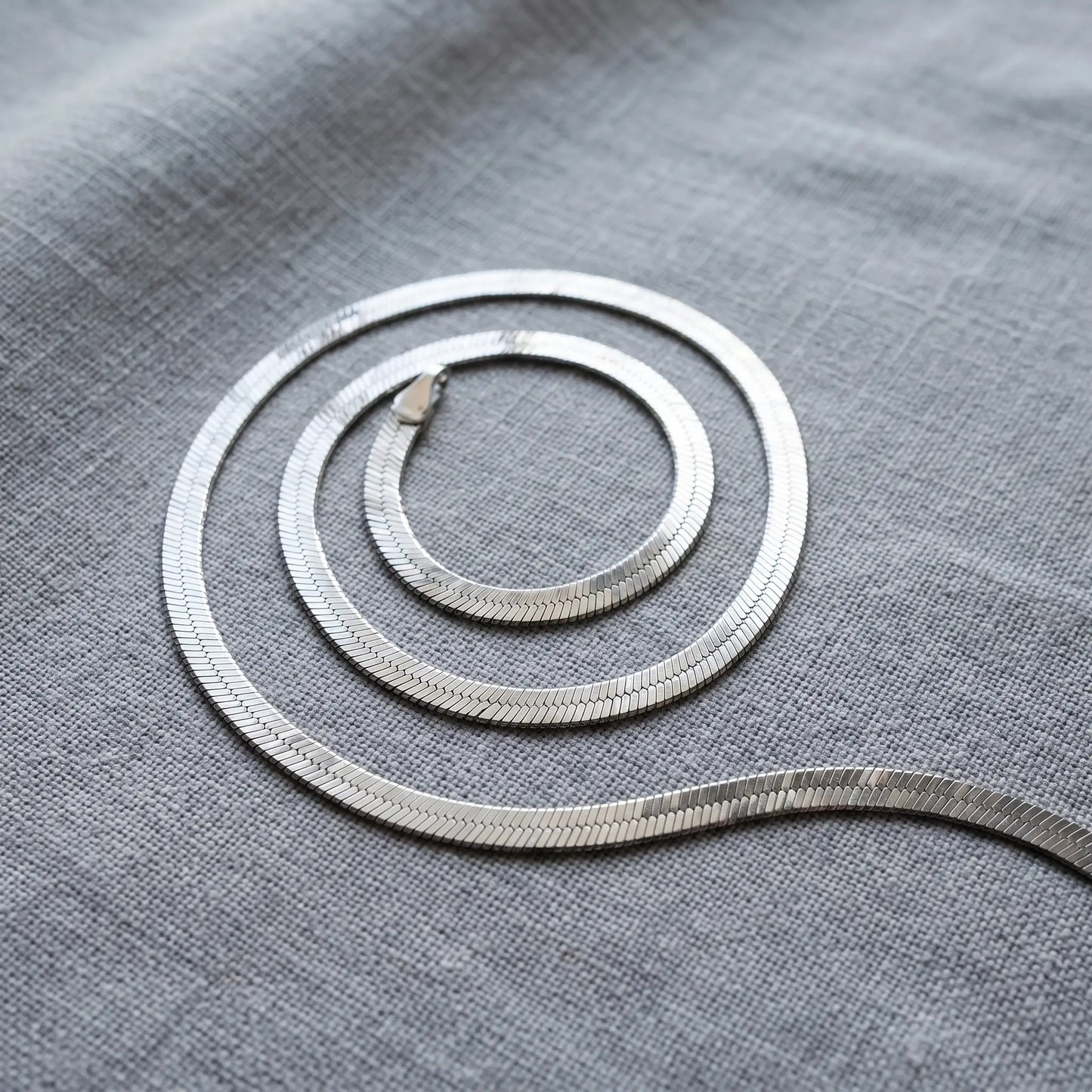 AUREATE 5mm Herringbone silver chain coiled product packshot
