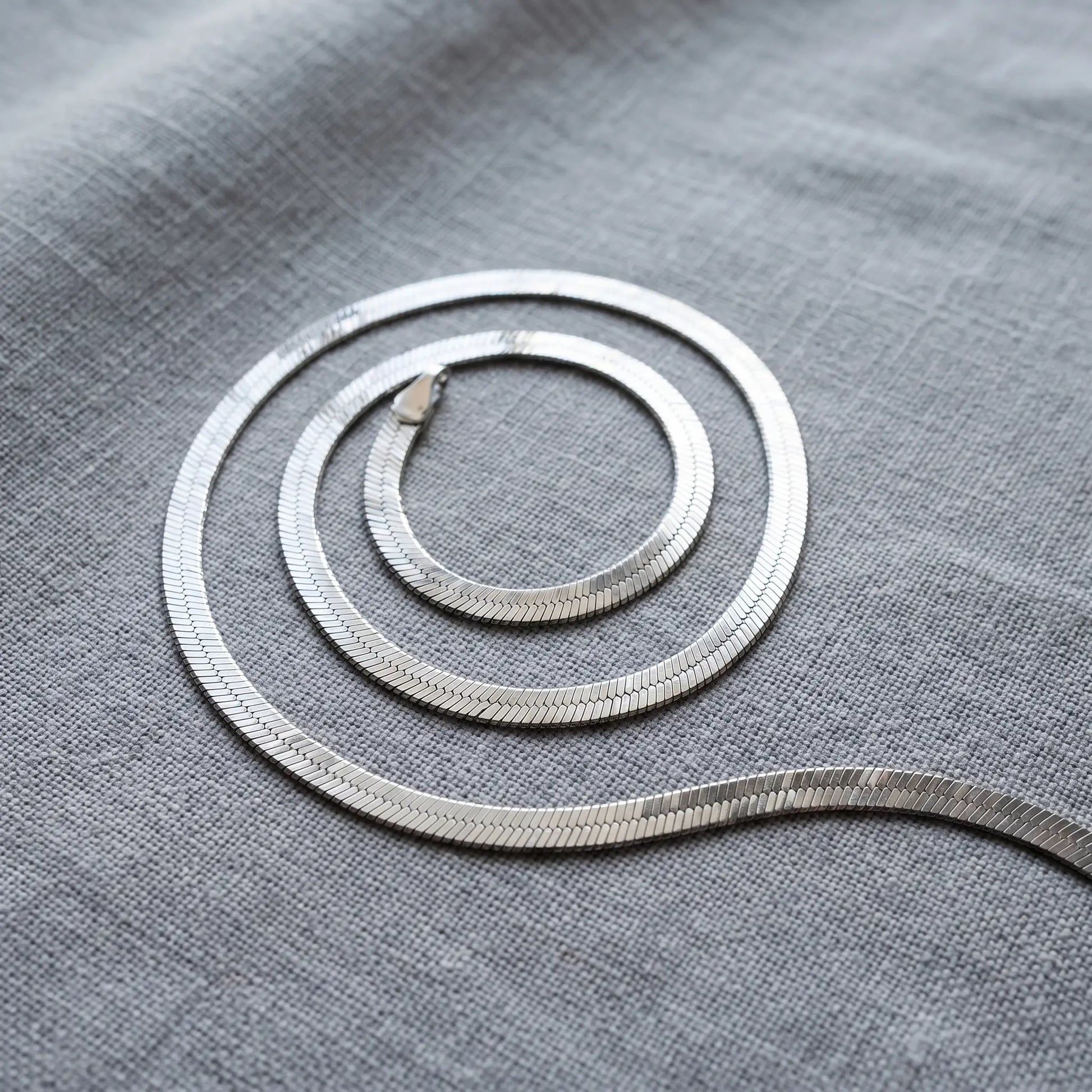 AUREATE 5mm Herringbone silver chain coiled product packshot