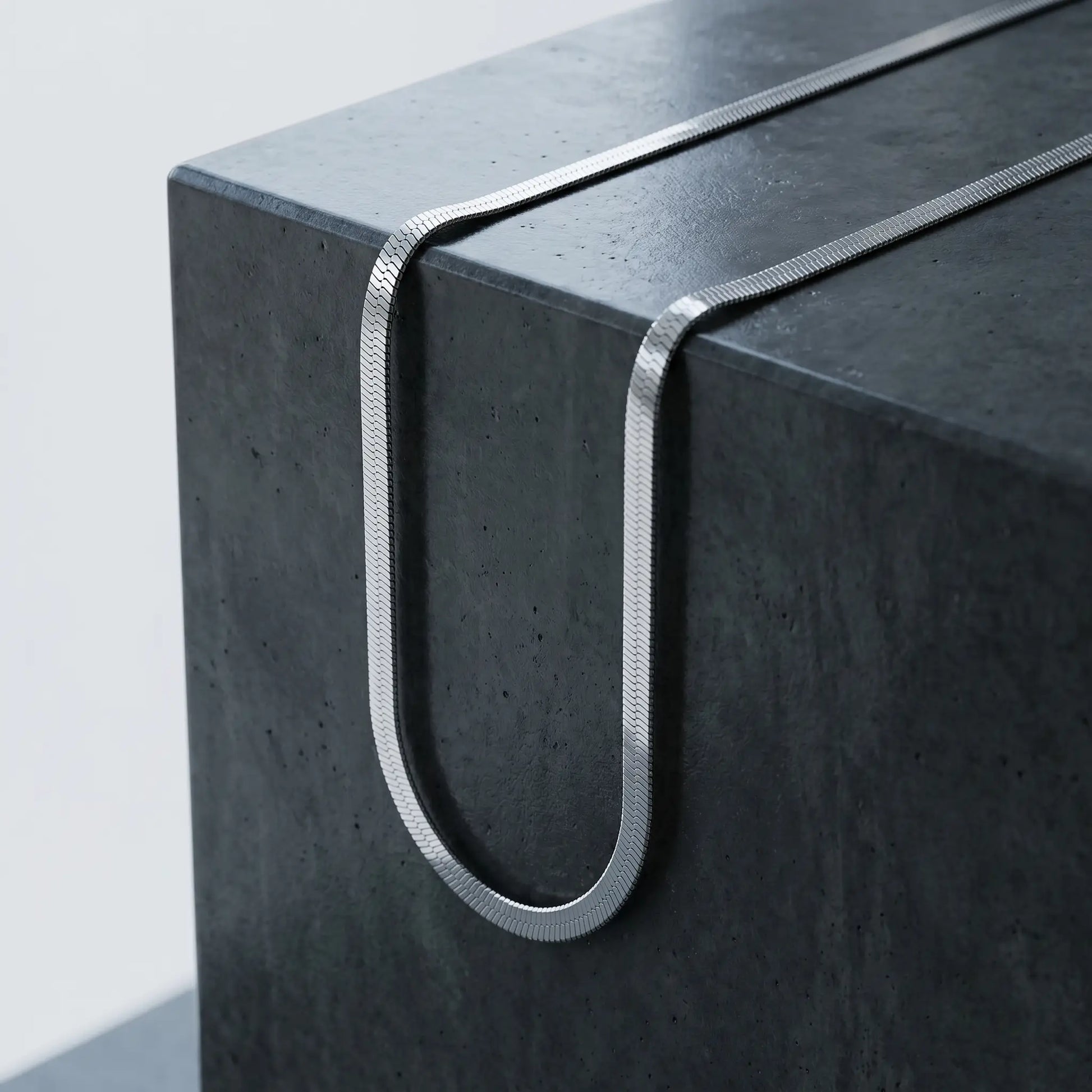 AUREATE 5mm Herringbone silver chain macro architectural detail