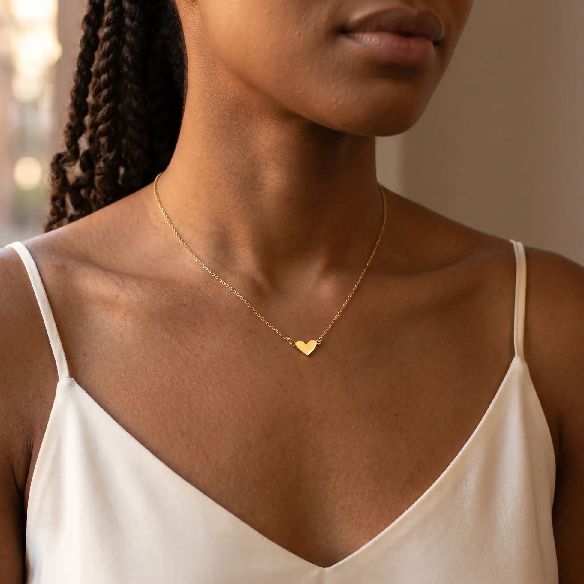Timeless Heart Pendant Chain by AUREATE in 18K gold worn at the collarbone, dainty closed heart pendant on delicate cable chain