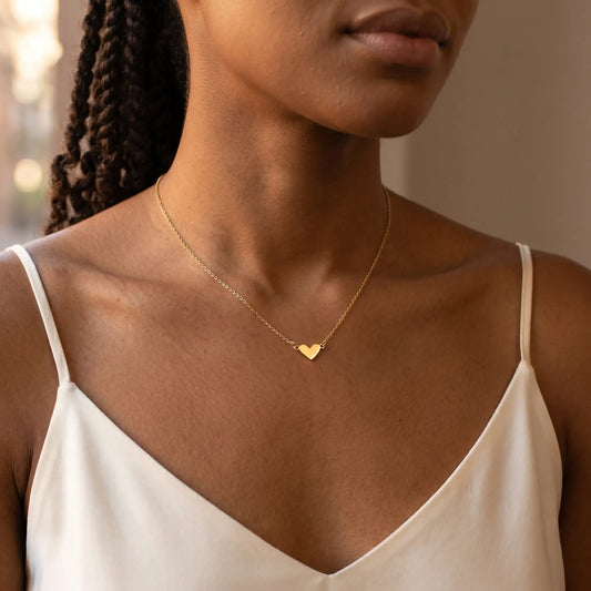 Timeless Heart Pendant Chain by AUREATE in 18K gold worn at the collarbone, dainty closed heart pendant on delicate cable chain
