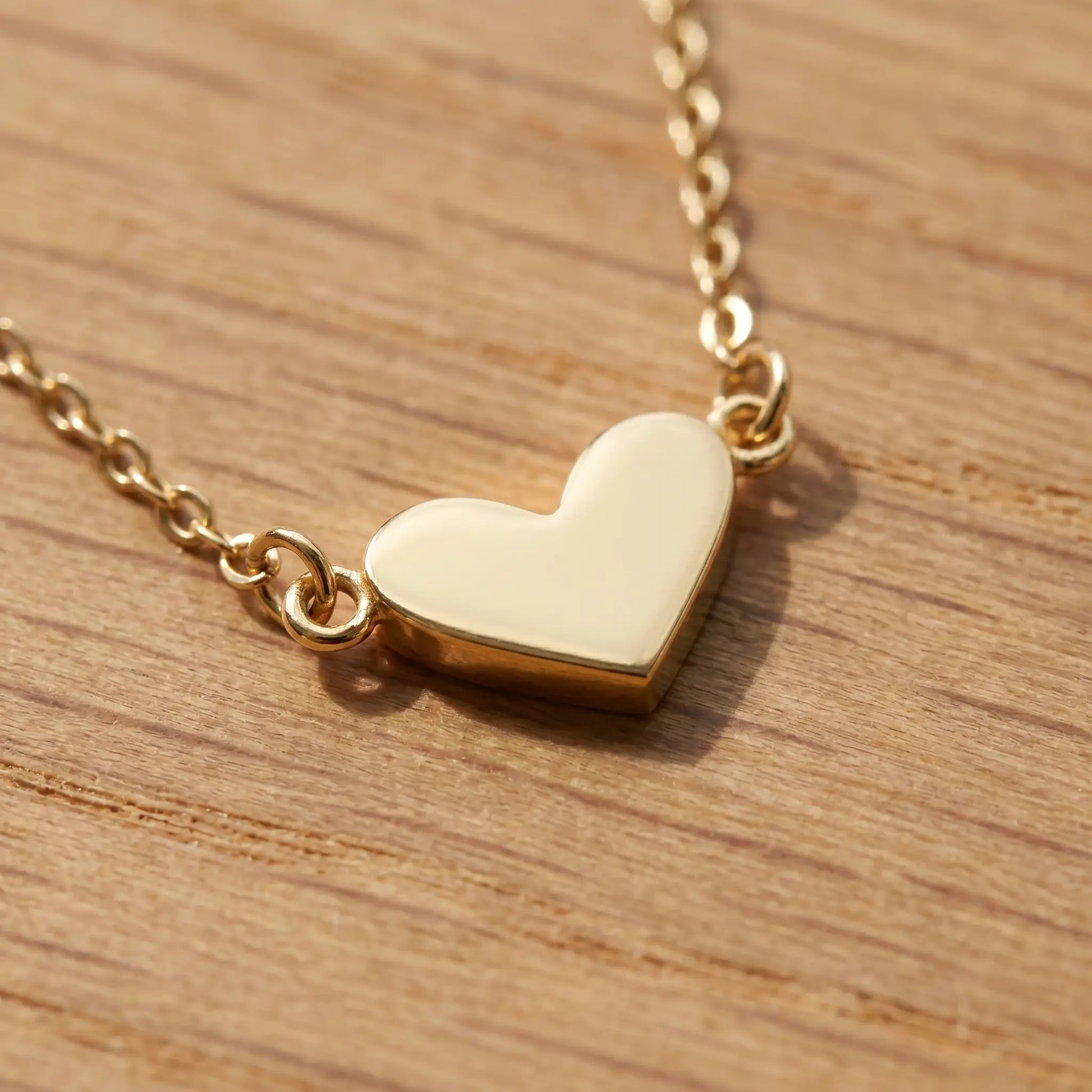 Timeless Heart Pendant Chain by AUREATE in 18K gold macro detail, polished heart and cable chain craftsmanship