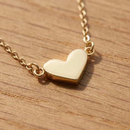 Timeless Heart Pendant Chain by AUREATE in 18K gold macro detail, polished heart and cable chain craftsmanship