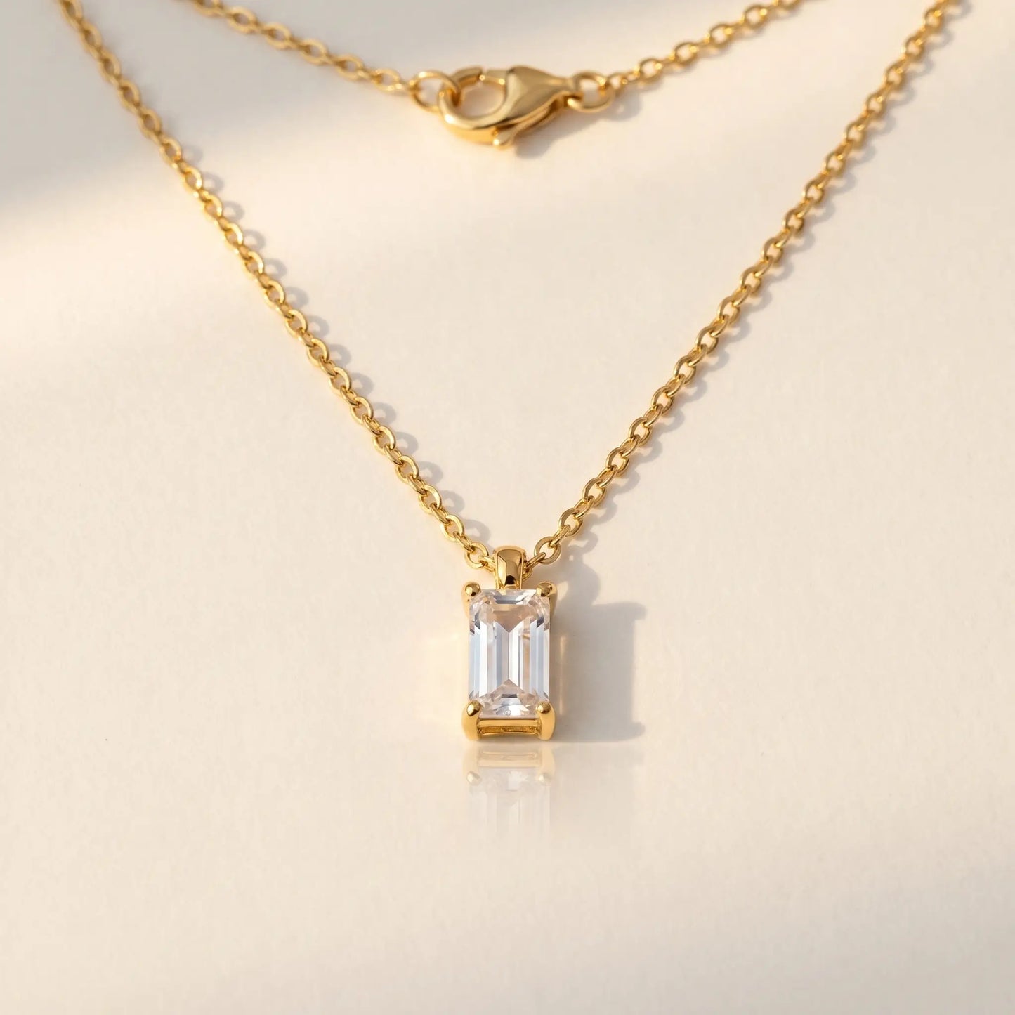 Baguette pendant necklace gold packshot