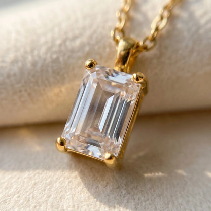 Baguette pendant necklace gold macro detail