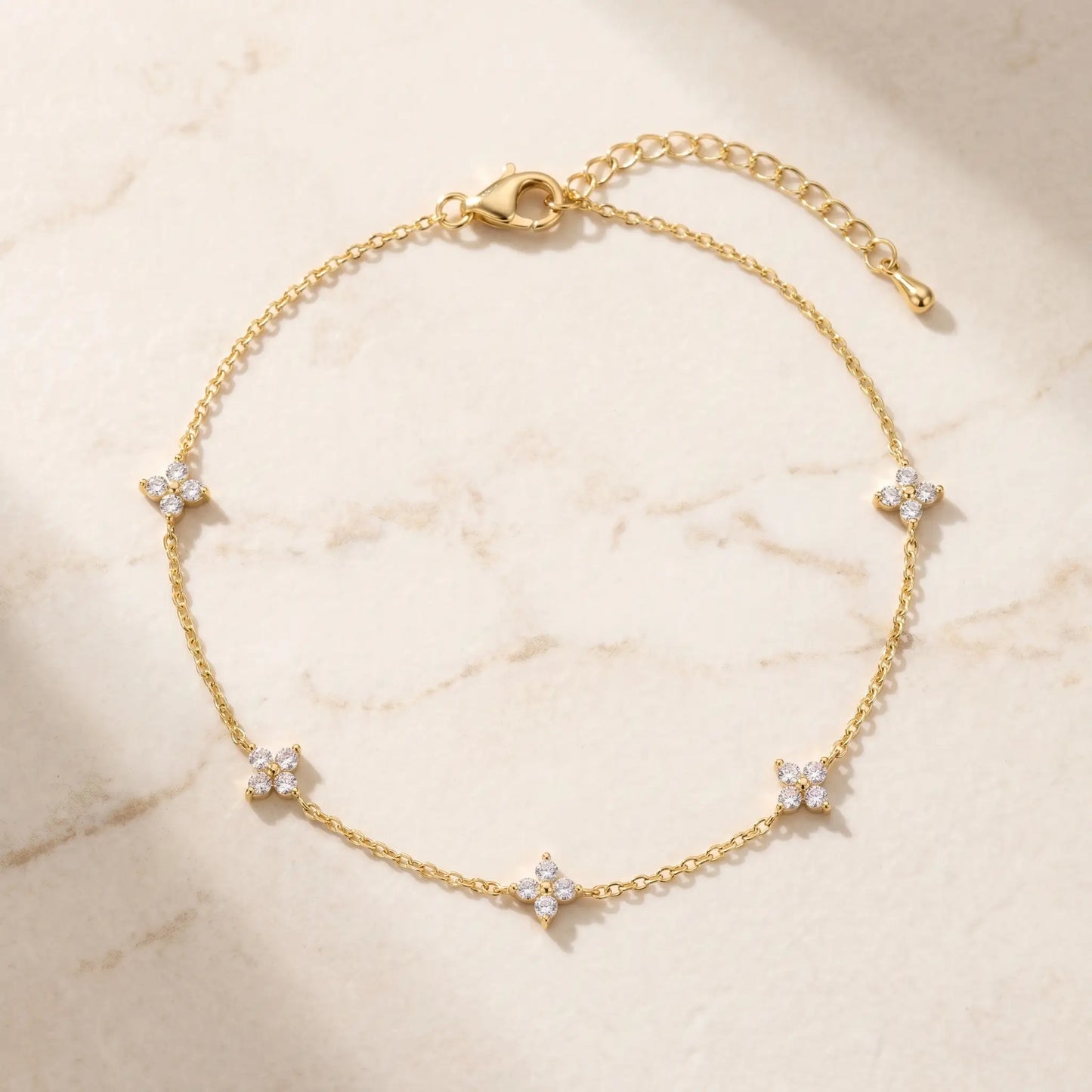 Gold four-leaf clover anklet packshot white background