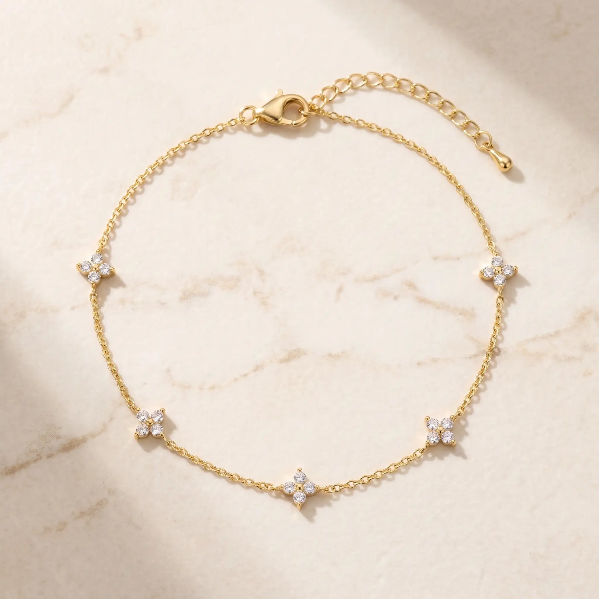 Gold four-leaf clover anklet packshot white background
