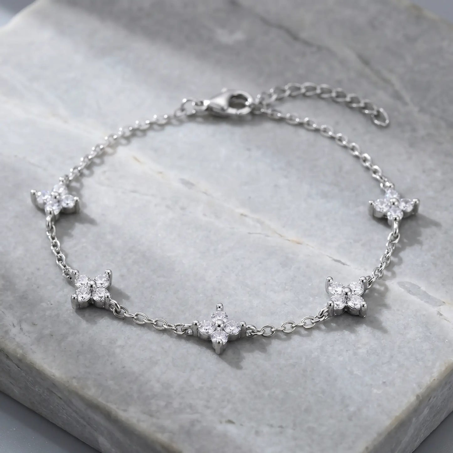 FIX-5charms Silver clover bracelet packshot 5 quatrefoil CZ charms cool stone