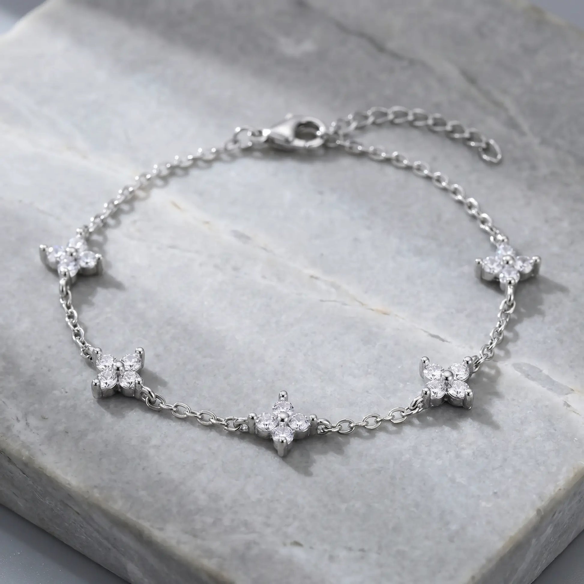 FIX-5charms Silver clover bracelet packshot 5 quatrefoil CZ charms cool stone