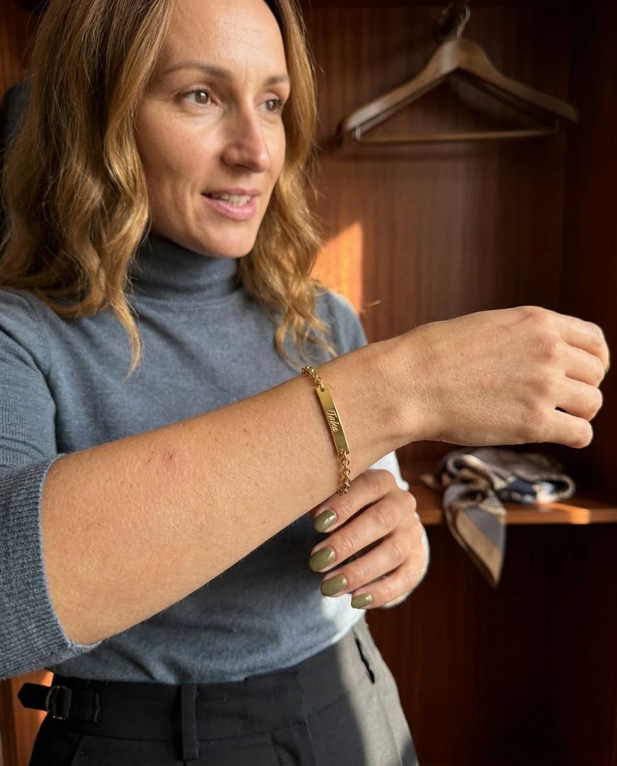 Inscribed Plaque Wrist Chain porté